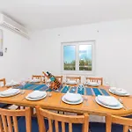 Feriehus In Kastel Kambelovac *