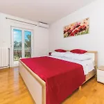 Feriehus In Kastel Kambelovac
